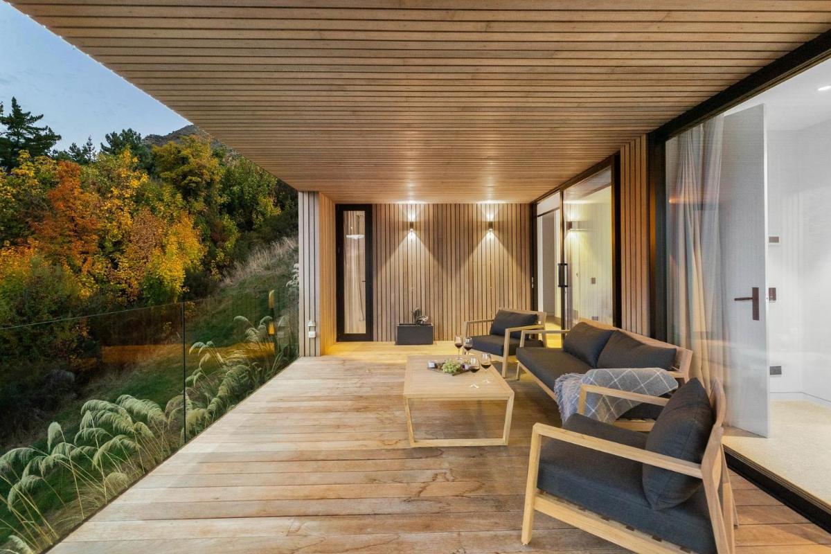 Lakes Edge Oasis Three Bedroom - Housity