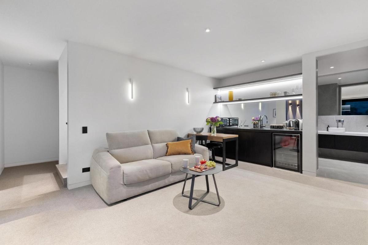 Lakes Edge Oasis Three Bedroom - Housity