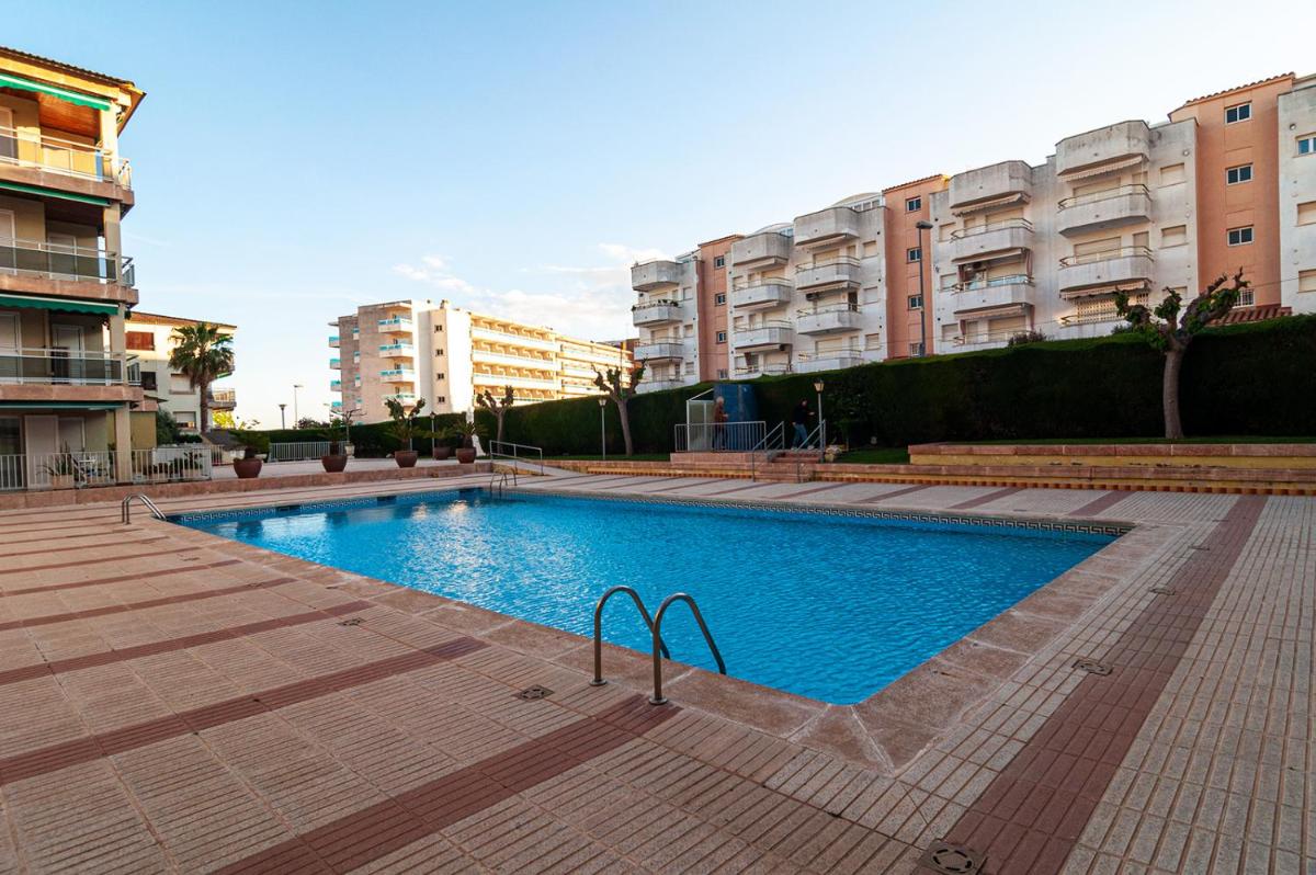 Near beaches large private patio, aircon & community pool - Housity