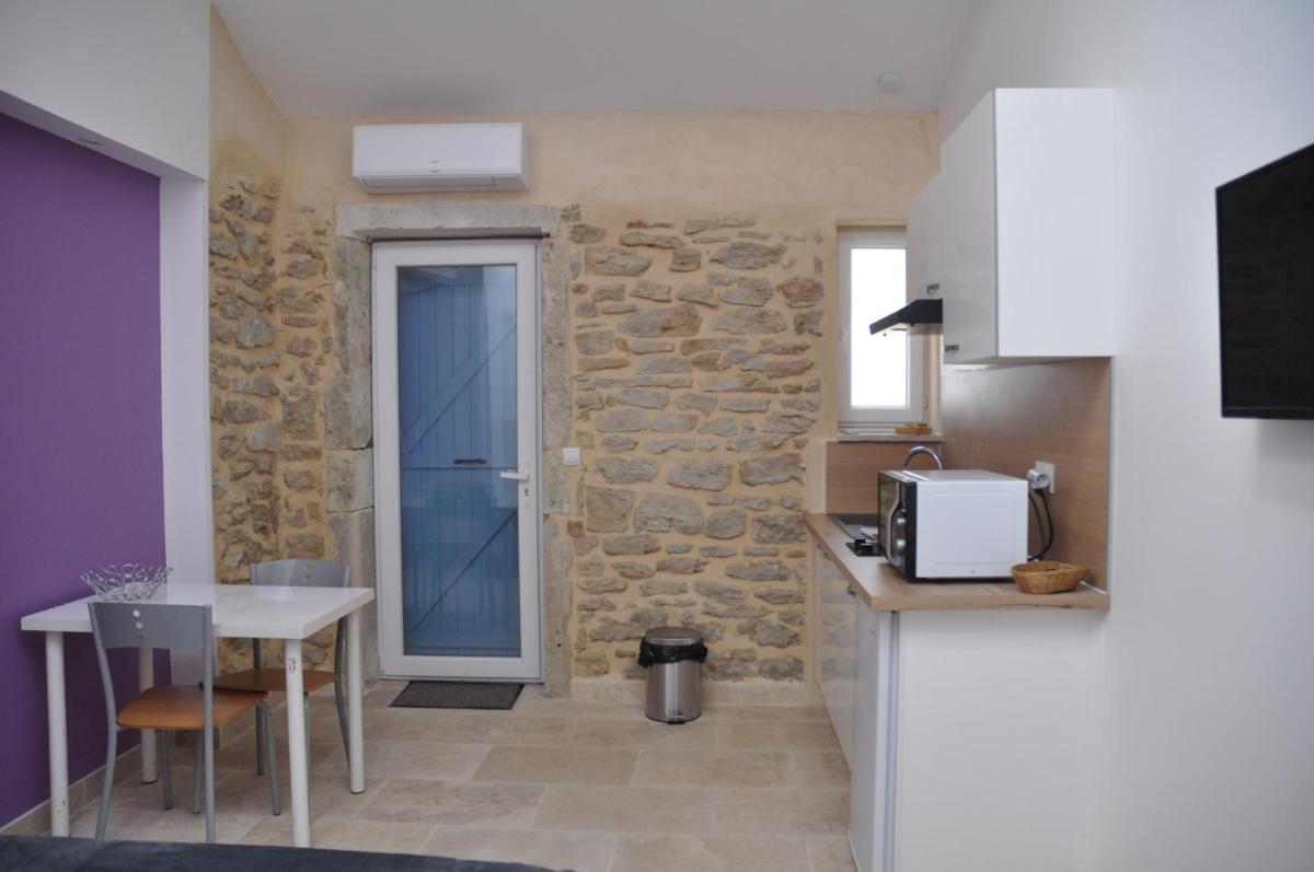 Studio avec terrasse privative et piscine - Housity