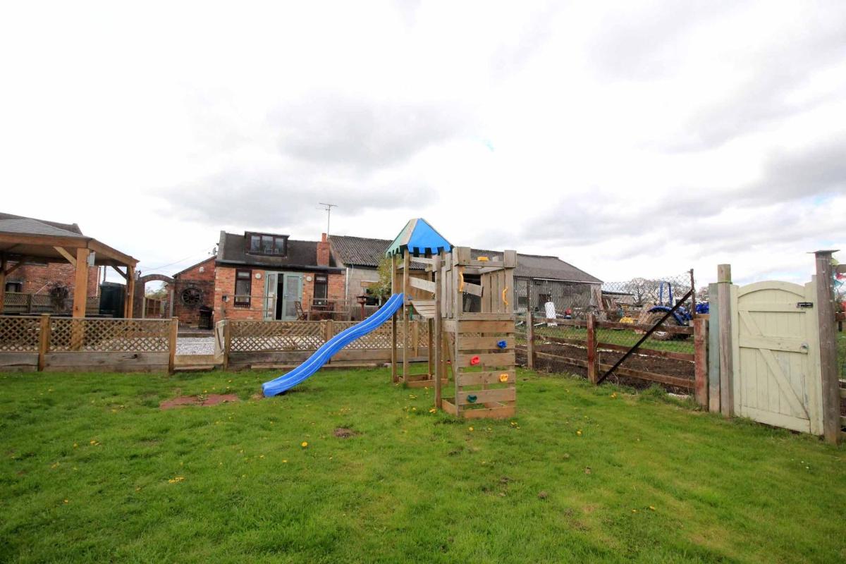 Beautiful rural cottage with secure garden - Housity