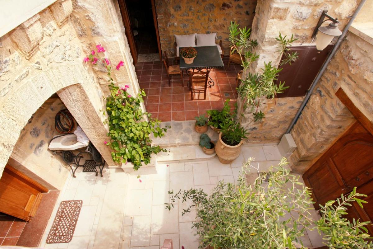 PERSEPHONE ART COUNTRY HOUSE - Housity