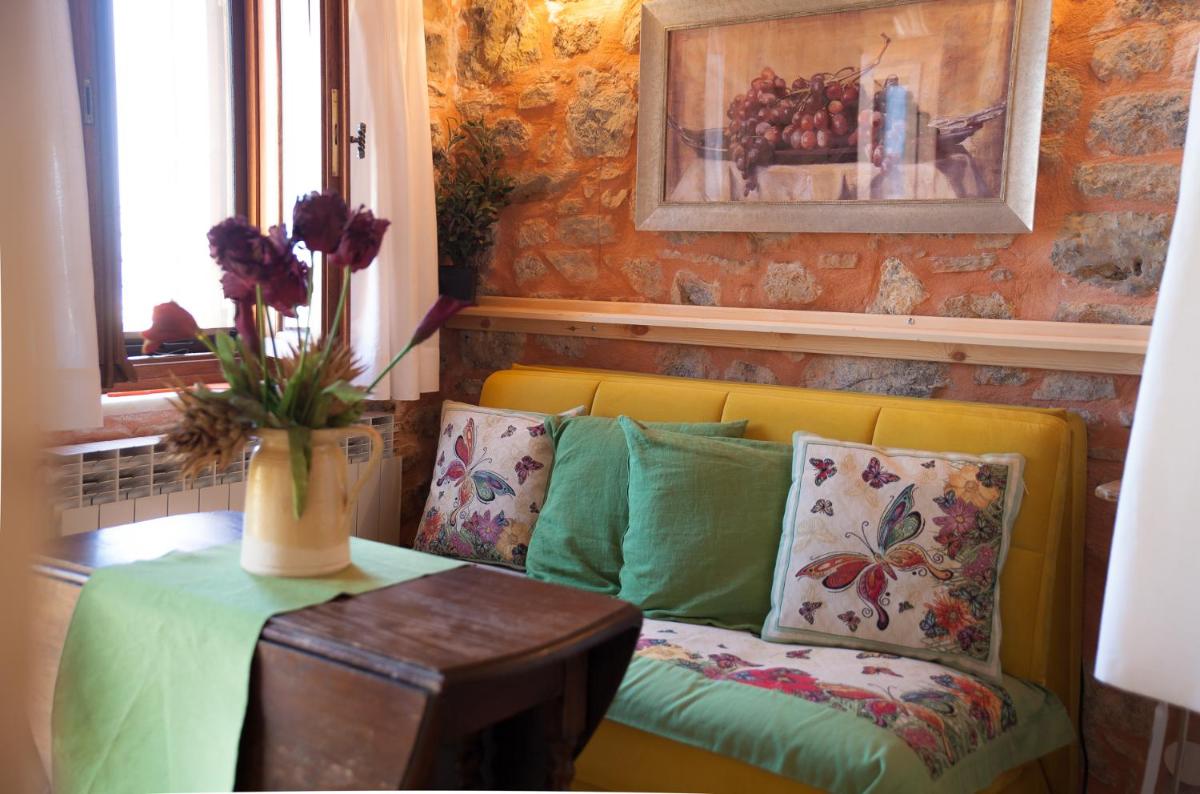 PERSEPHONE ART COUNTRY HOUSE - Housity