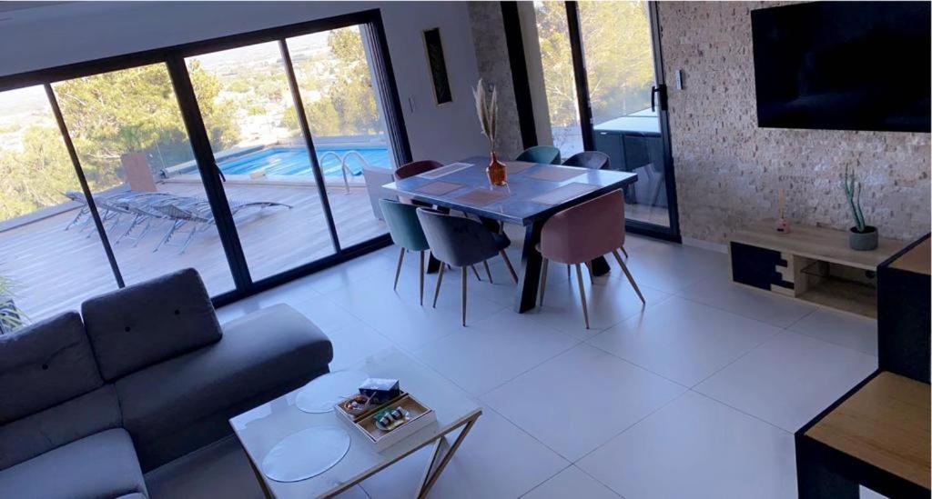 Villa californienne Piscine et Vue imprenable - Housity