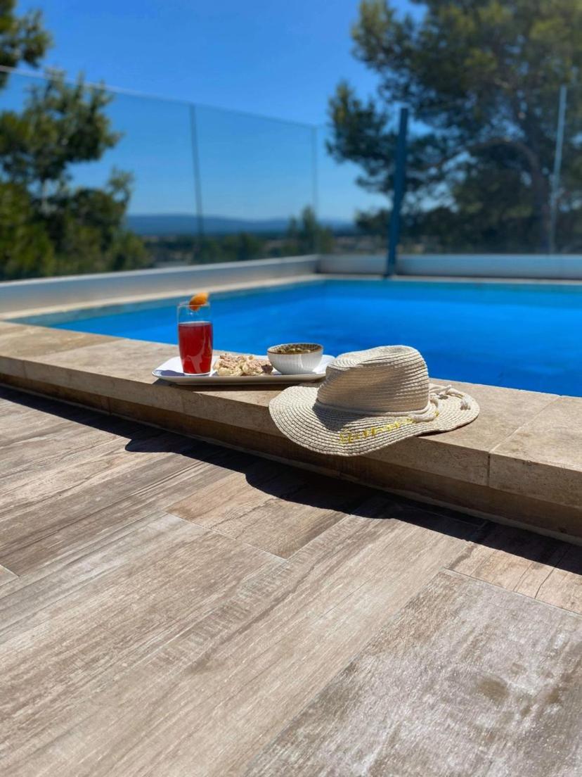 Villa californienne Piscine et Vue imprenable - Housity