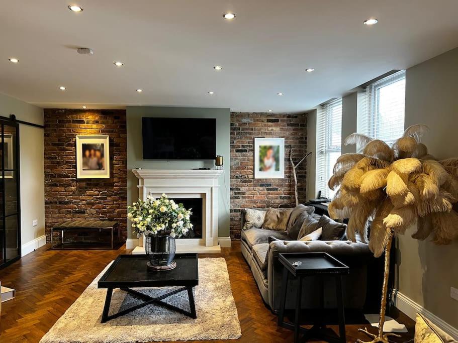 Manchester Luxury Country House Close To The City With Hot Tub & BBQ Fire Pit. - Housity