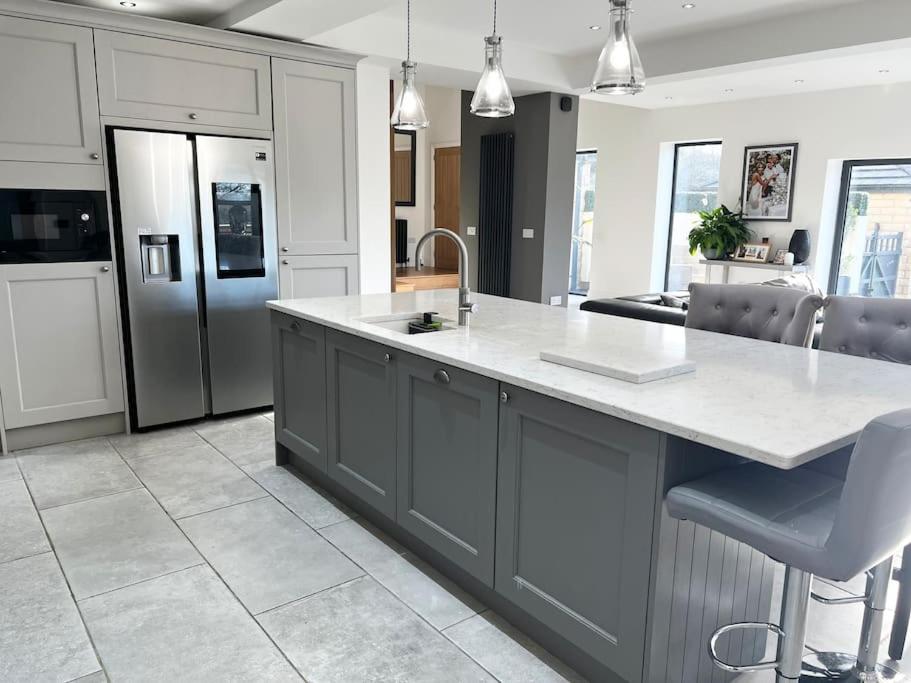 Manchester Luxury Country House Close To The City With Hot Tub & BBQ Fire Pit. - Housity