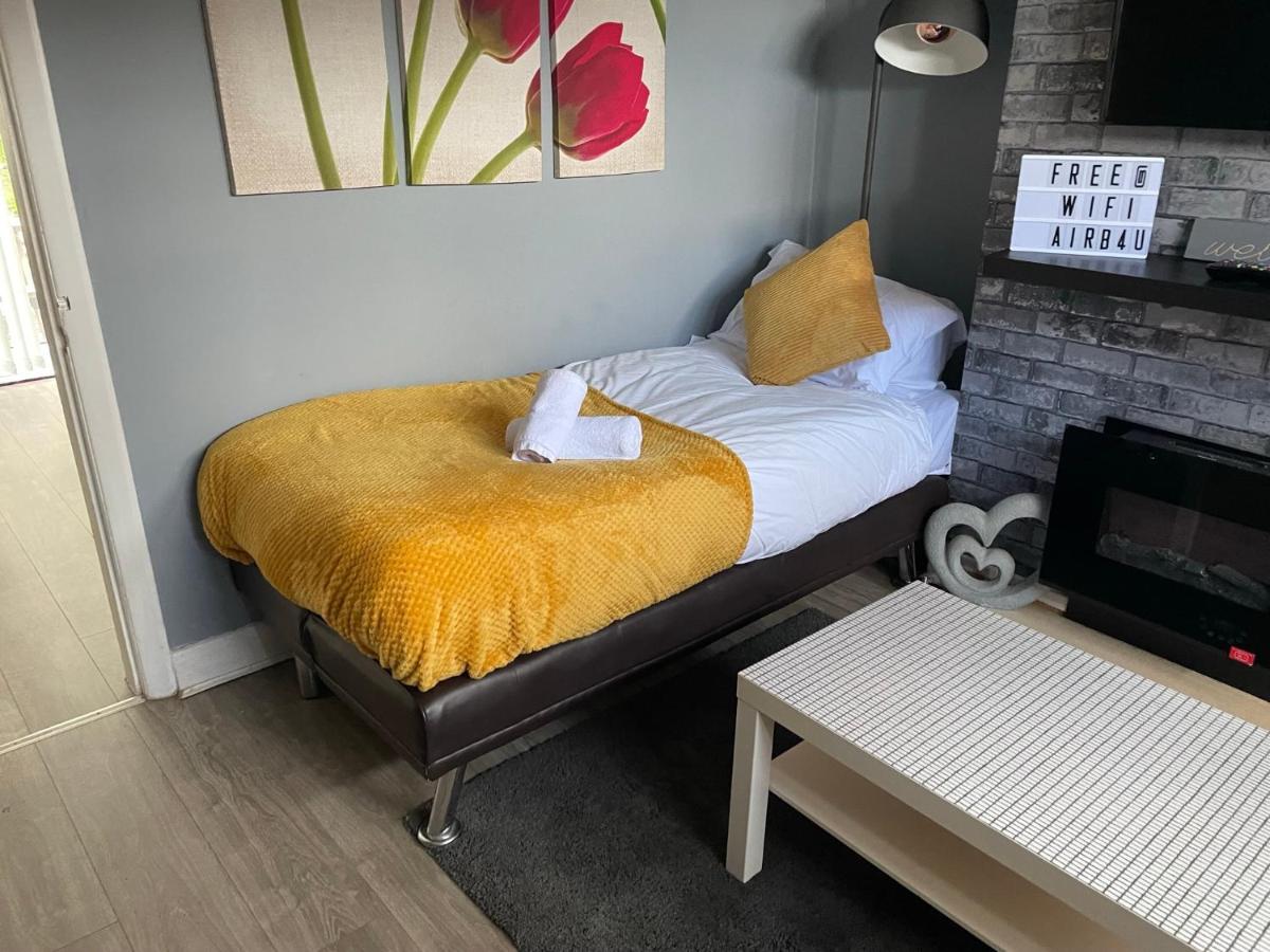 WV1 Bridge House - 3 Bedrooms, Sleeps 6 Free Parking - Housity