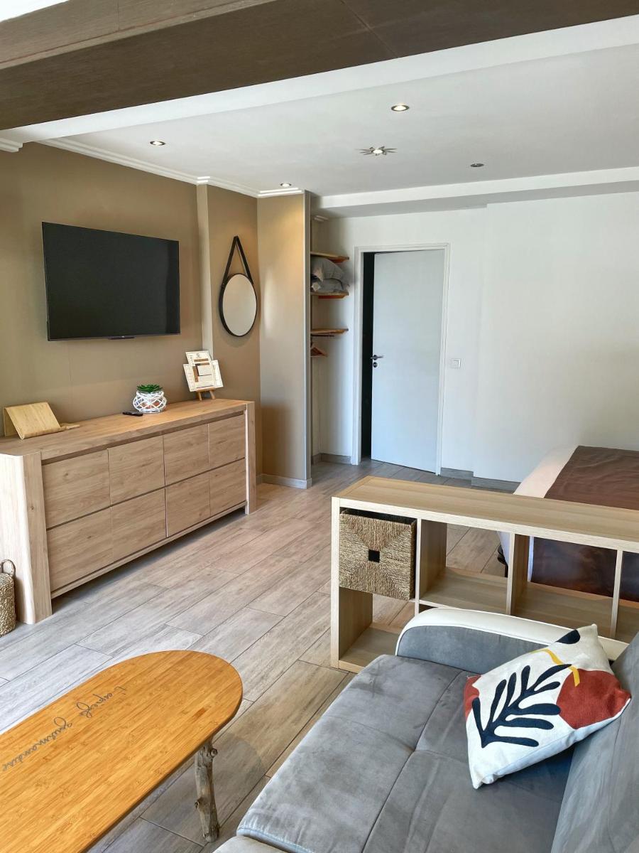 Télévision ou salle de divertissement dans l'établissement Hôtel Beau Soleil