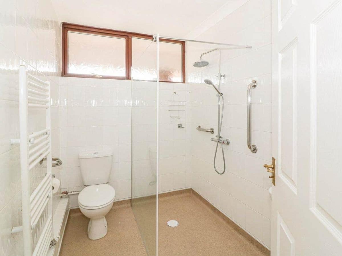Comfortable 5-bedroom bungalow with hot tub - Housity