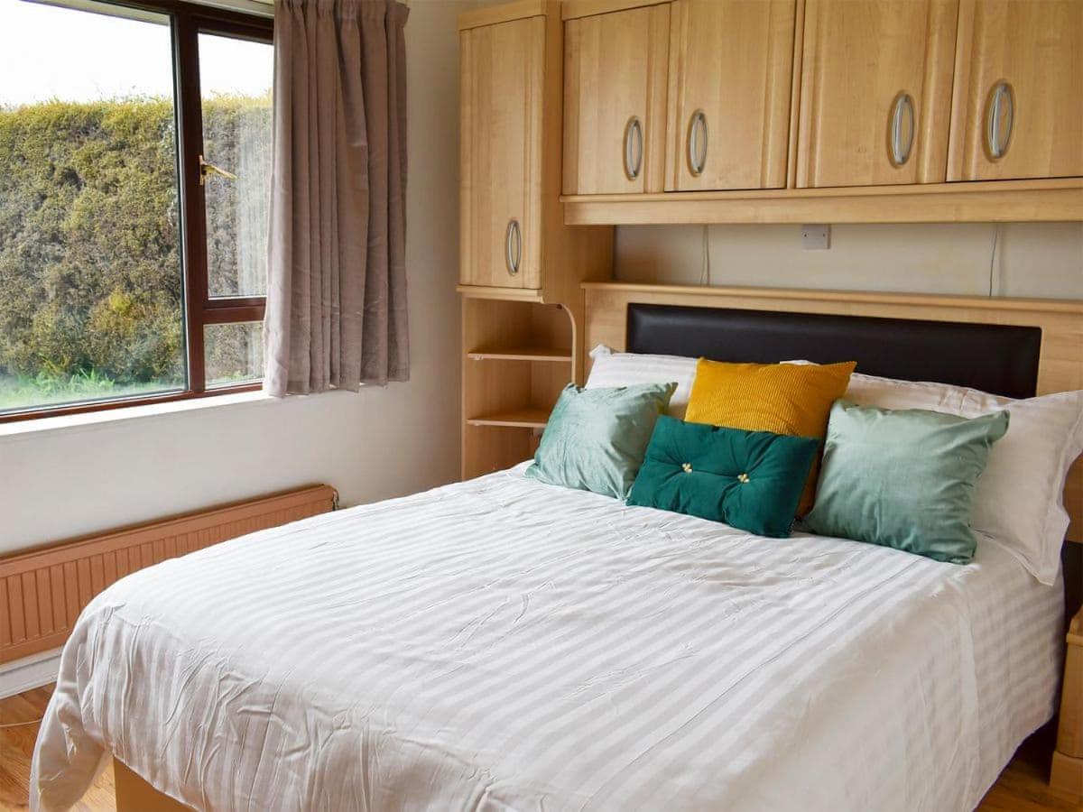 Comfortable 5-bedroom bungalow with hot tub - Housity