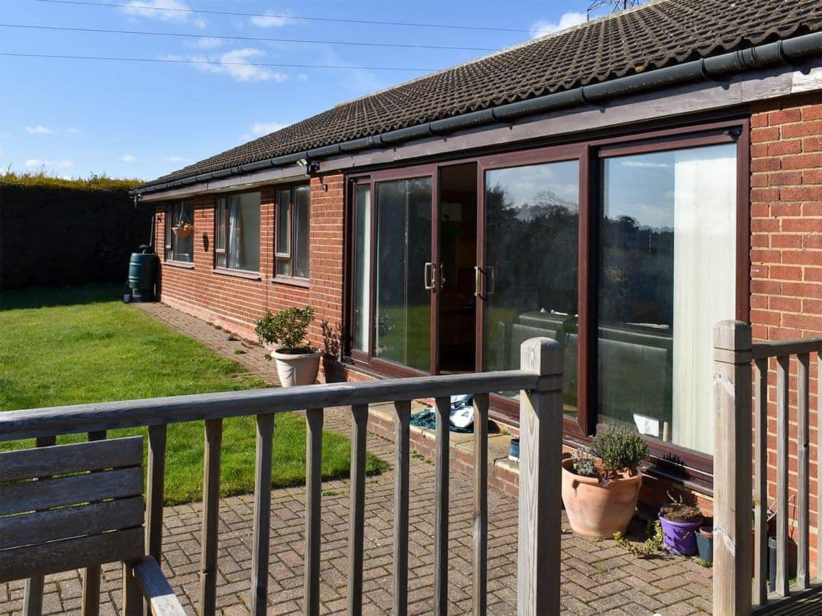 Comfortable 5-bedroom bungalow with hot tub - Housity
