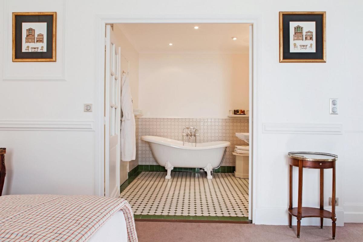 Salle de bains dans l'établissement Château des Vigiers