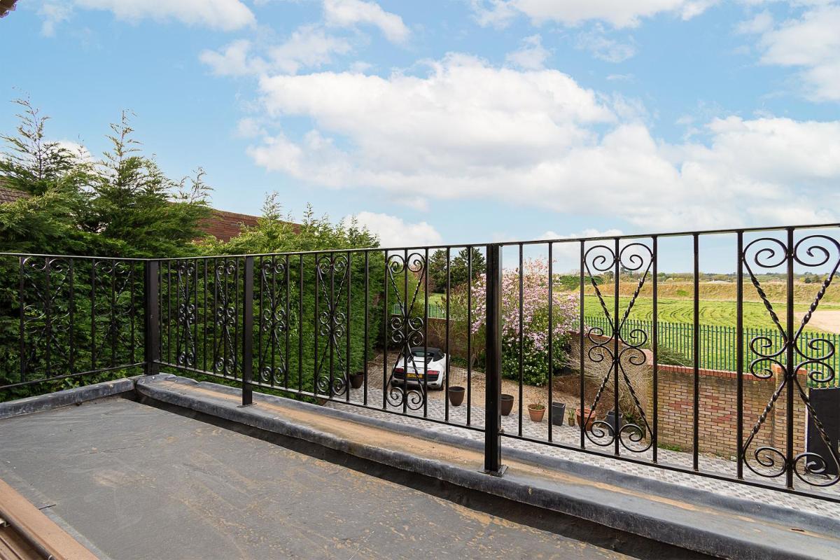 Boutique Green Acre Views - Housity