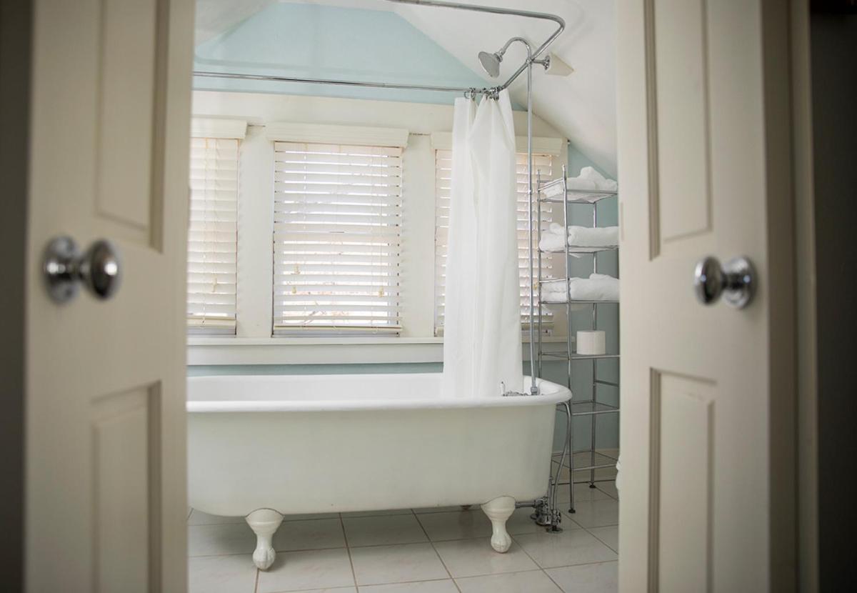Dickson Street Bed & Breakfast - Housity