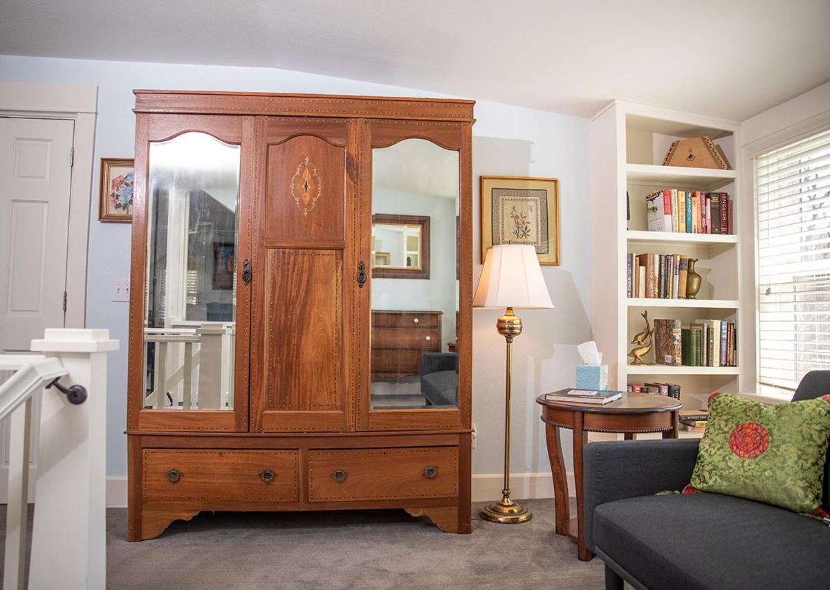 Dickson Street Bed & Breakfast - Housity