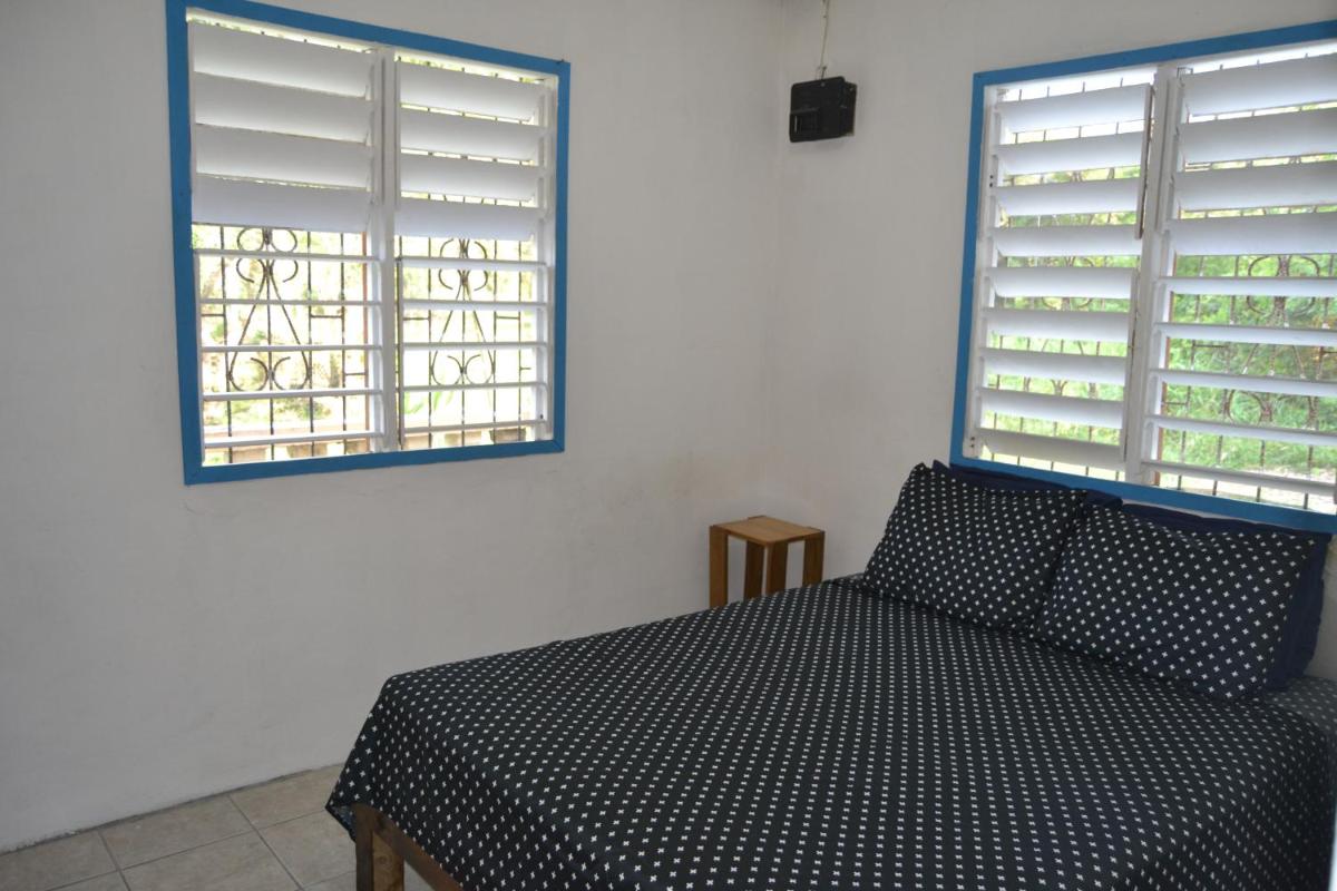 Budget Cheerful Entire Belizean One Bedroom Home - Housity