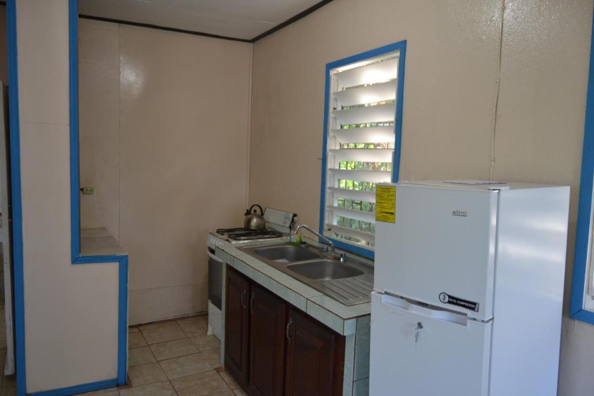 Budget Cheerful Entire Belizean One Bedroom Home - Housity