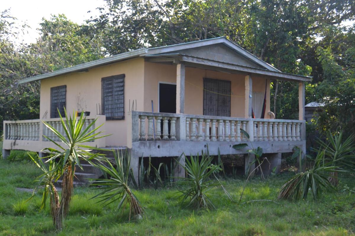 Budget Cheerful Entire Belizean One Bedroom Home - Housity