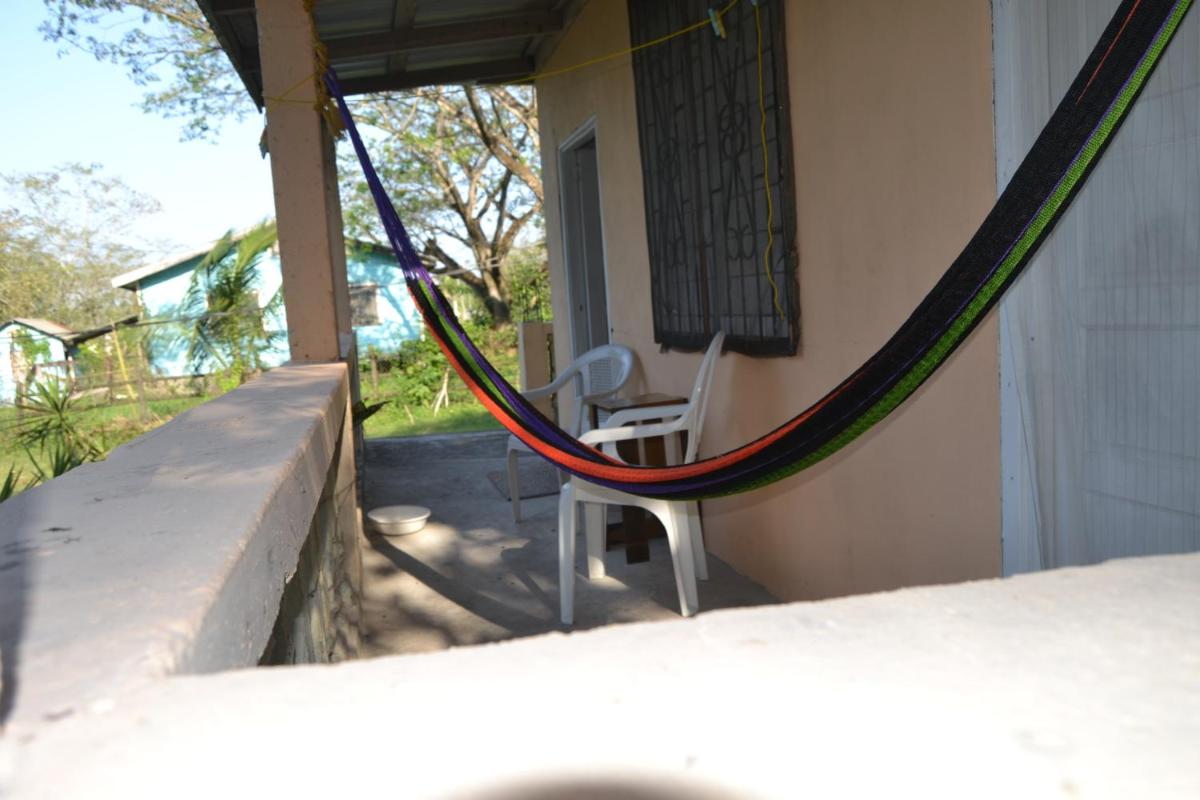 Budget Cheerful Entire Belizean One Bedroom Home - Housity