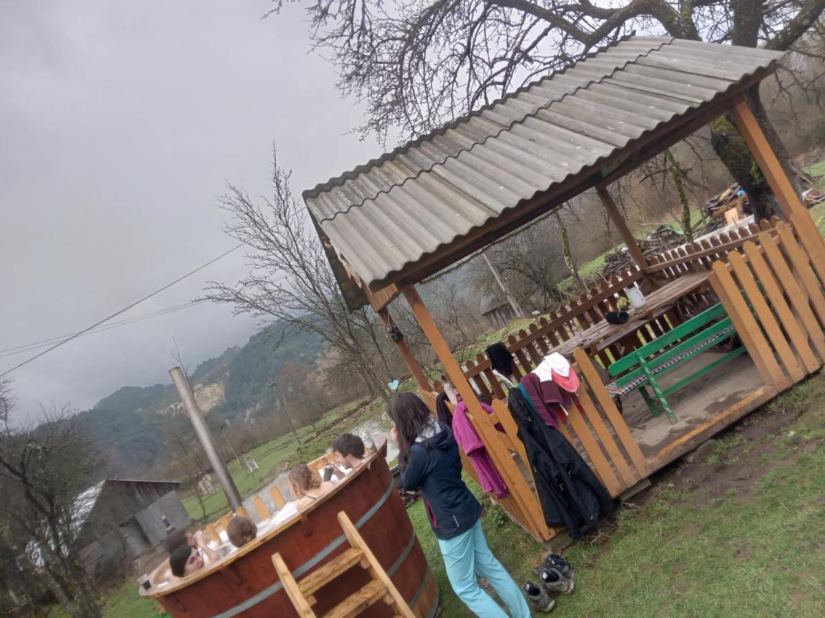 Jacuzzi Hottube Retreat for 6 people in mountain paradise - Housity