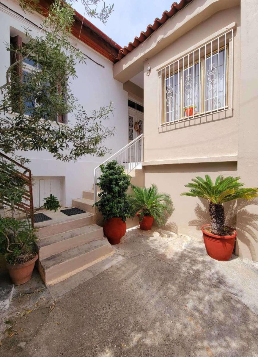 Mansion with Garden - Housity