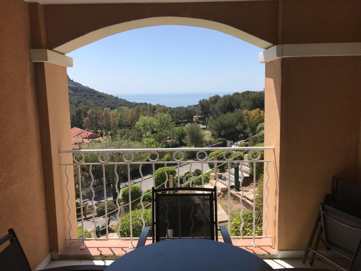 Appt Cap Esterel hameau, belle vue mer, piscine - Housity
