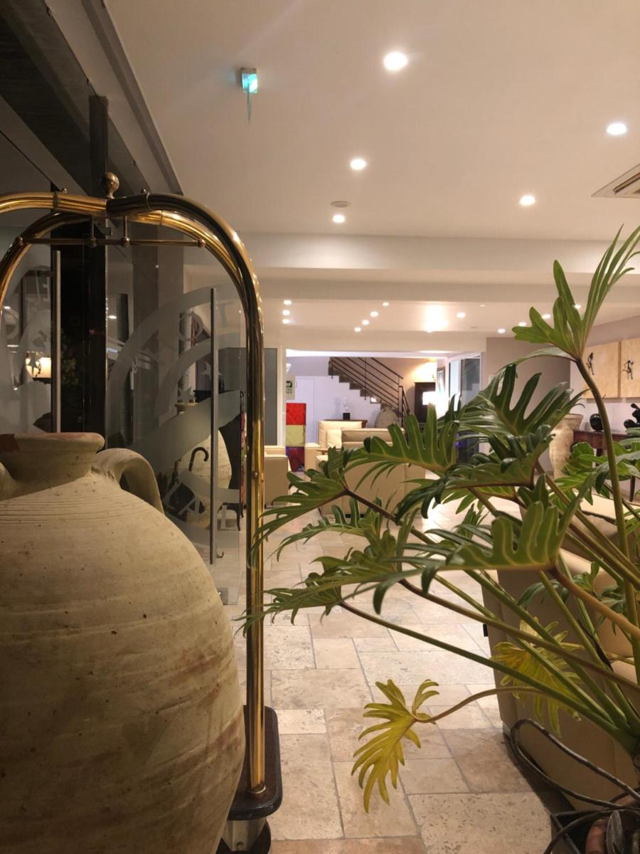 Coin salon dans l'établissement Hôtel La Lagune