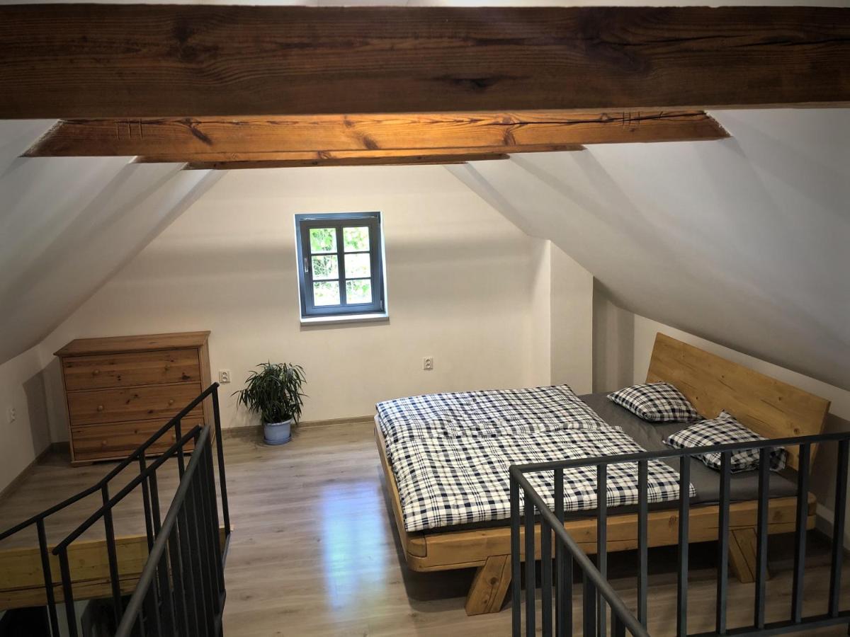 Mezonetový apartmán s terasou na samotě v lese - Housity