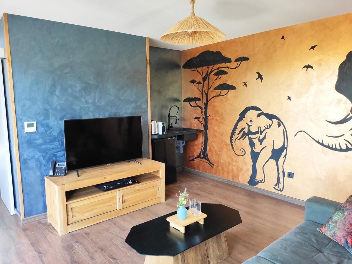 Télévision ou salle de divertissement dans l'établissement Villa Occitana
