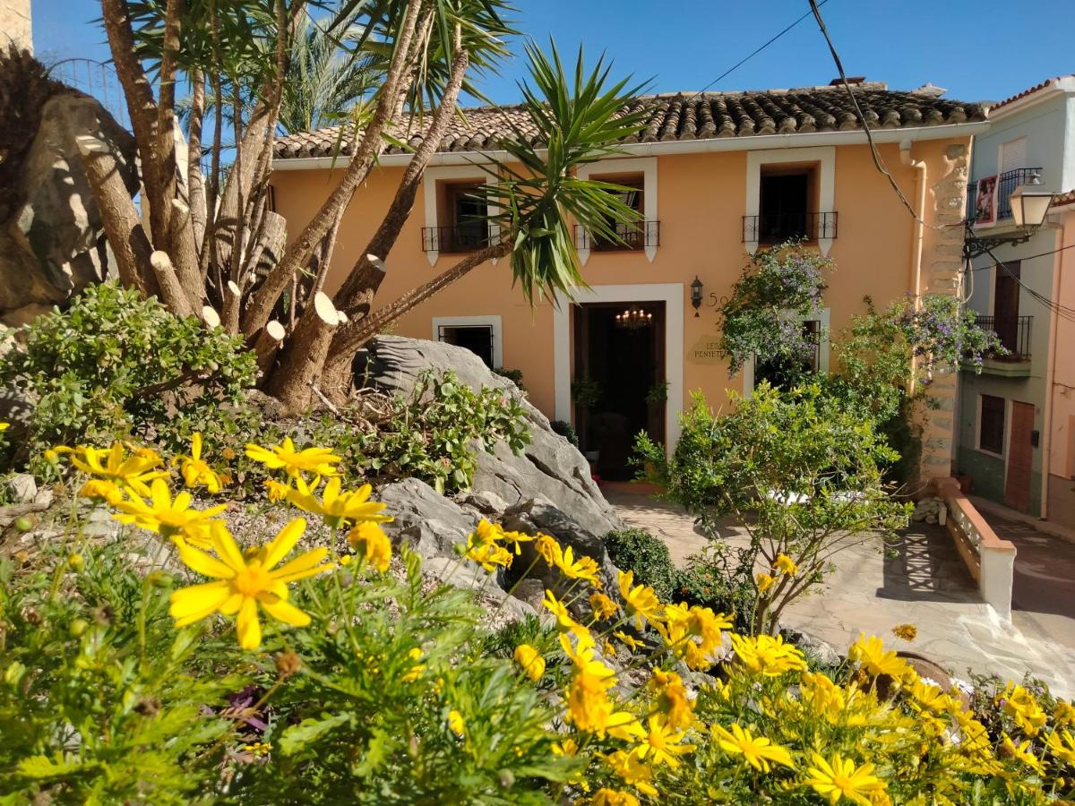 Les Penyetes Boutique Bed and Breakfast - Housity