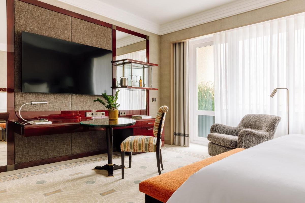 Uma televisão e/ou sistema de entretenimento em Four Seasons Hotel Ritz Lisbon
