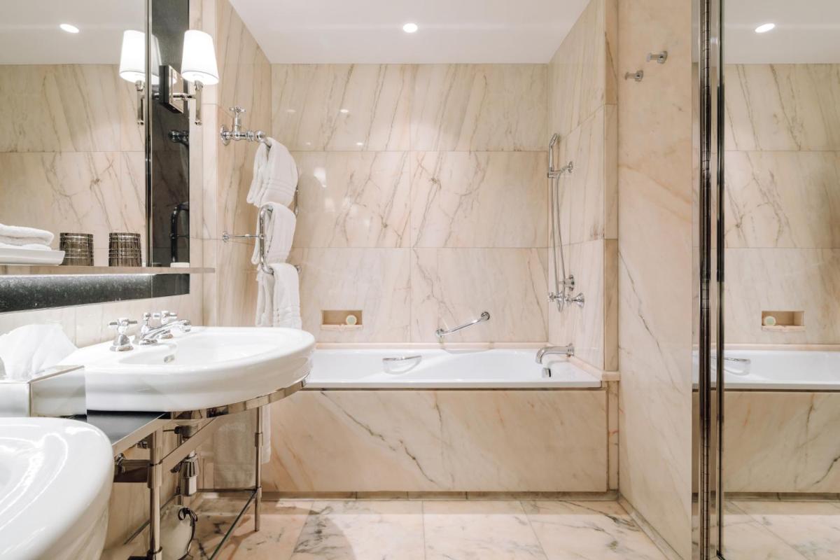 Uma casa de banho em Four Seasons Hotel Ritz Lisbon