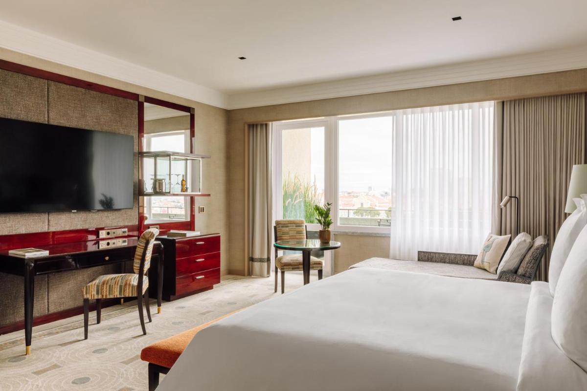 Uma televisão e/ou sistema de entretenimento em Four Seasons Hotel Ritz Lisbon