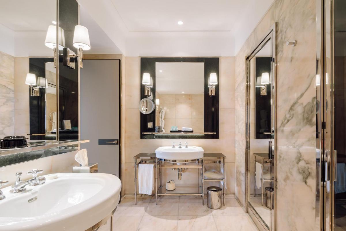 Uma casa de banho em Four Seasons Hotel Ritz Lisbon
