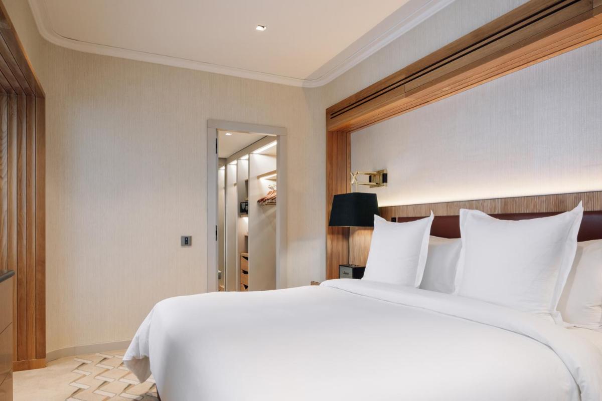 Uma cama ou camas num quarto em Four Seasons Hotel Ritz Lisbon