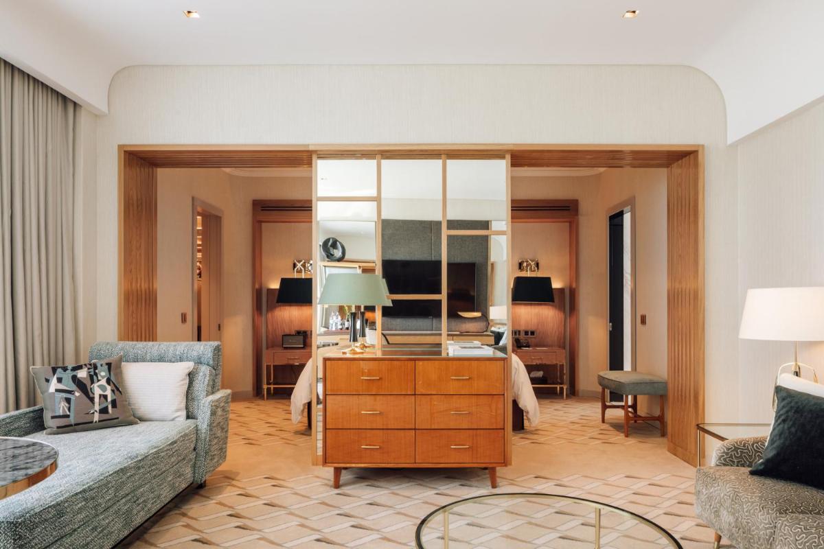 Uma televisão e/ou sistema de entretenimento em Four Seasons Hotel Ritz Lisbon