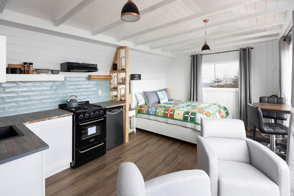 The Cliff Hanger with Hot Tub & Ocean View - Housity