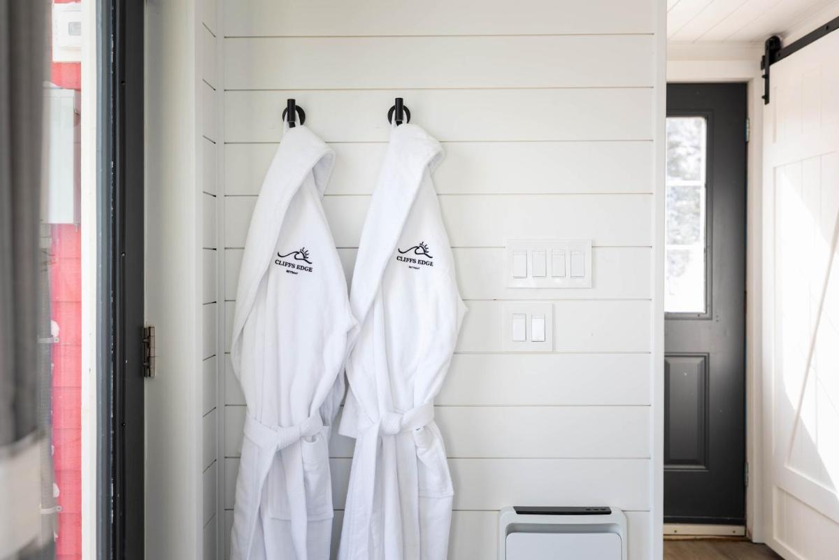 The Cliff Hanger with Hot Tub & Ocean View - Housity