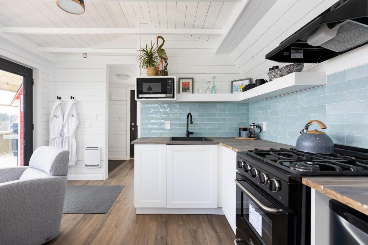 The Cliff Hanger with Hot Tub & Ocean View - Housity