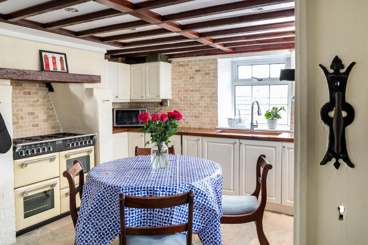 The Old Post Office - Spacious 4 Bed House! - Housity