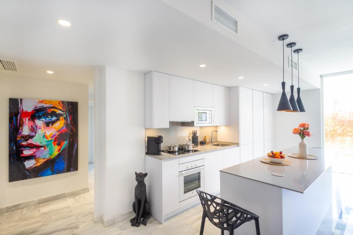 MARBELLA BANUS SUITES - Banús - Nueva Andalucía - Dama de Noche - Premium 2BR - 2BA - Stylishly Redecorated - Large Outdoor Terrace - S Pools - Ideal for Family - Just 5 Min by car from Puerto Banús Marina and Corte Ing Luxury Shopping Mall - Hizvo