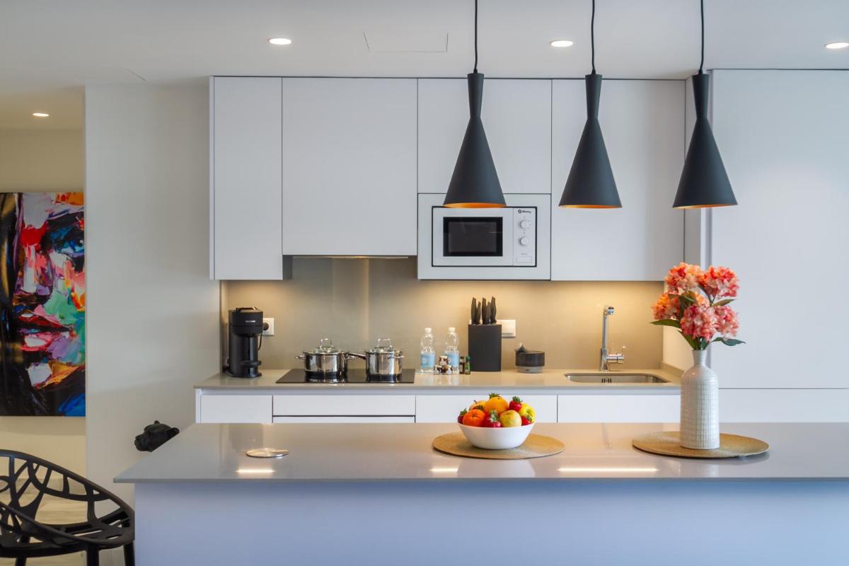 MARBELLA BANUS SUITES - Banús - Nueva Andalucía - Dama de Noche - Premium 2BR - 2BA - Stylishly Redecorated - Large Outdoor Terrace - S Pools - Ideal for Family - Just 5 Min by car from Puerto Banús Marina and Corte Ing Luxury Shopping Mall - Hizvo