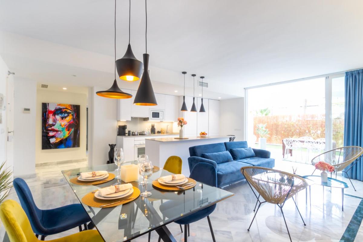 MARBELLA BANUS SUITES - Banús - Nueva Andalucía - Dama de Noche - Premium 2BR - 2BA - Stylishly Redecorated - Large Outdoor Terrace - S Pools - Ideal for Family - Just 5 Min by car from Puerto Banús Marina and Corte Ing Luxury Shopping Mall - Hizvo