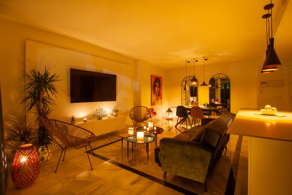 MARBELLA BANUS SUITES - Banús - Nueva Andalucía - Dama de Noche - Premium 2BR - 2BA - Stylishly Redecorated - Large Outdoor Terrace - S Pools - Ideal for Family - Just 5 Min by car from Puerto Banús Marina and Corte Ing Luxury Shopping Mall - Hizvo