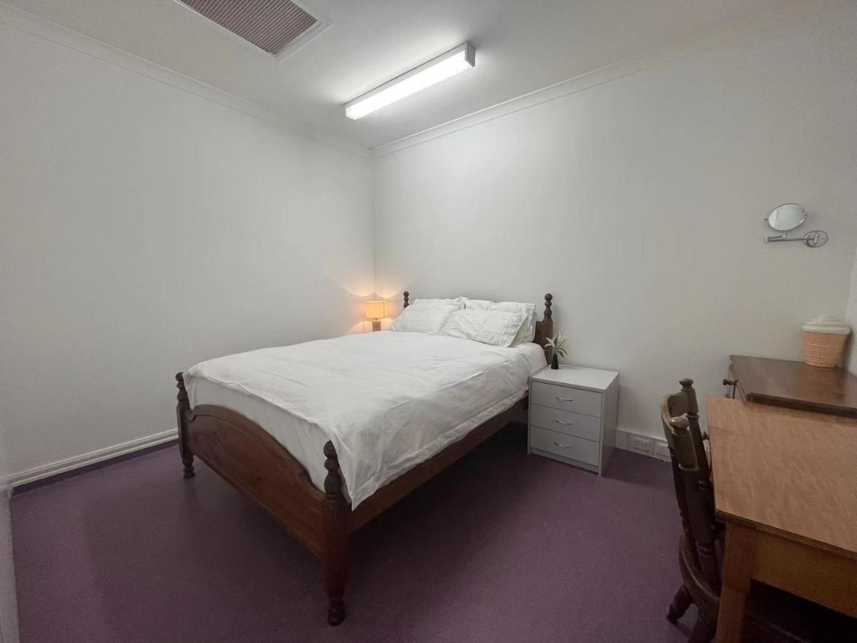 Suitetrails - Lovely Windowed or Private Room in the Heart of Brunswick