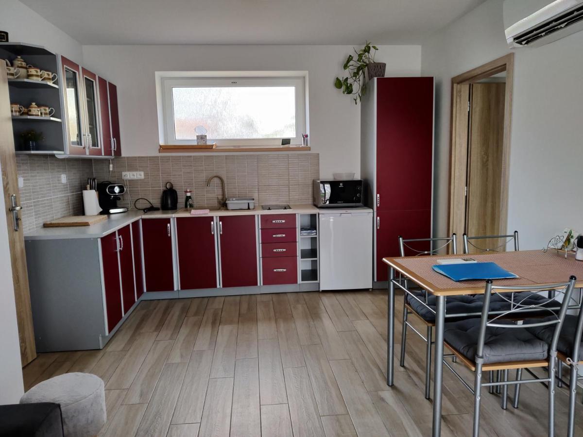 Apartman pod lipou - samostatny objekt - Housity