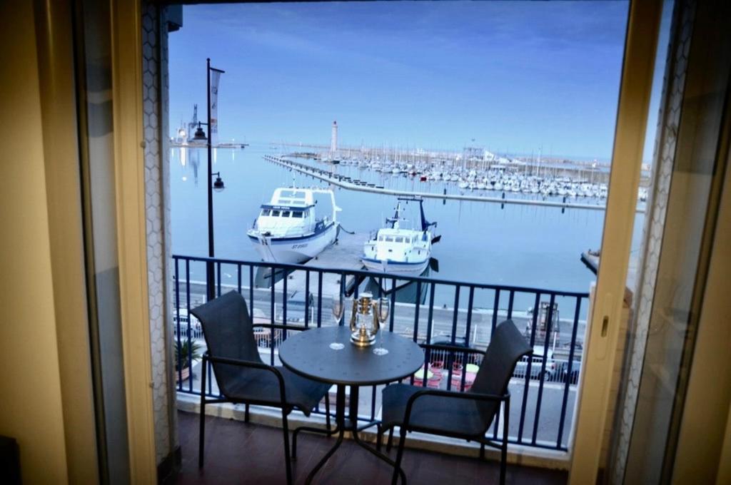 ''Luigi'' BALCON SUR LA MER et le Port de Sète - Housity