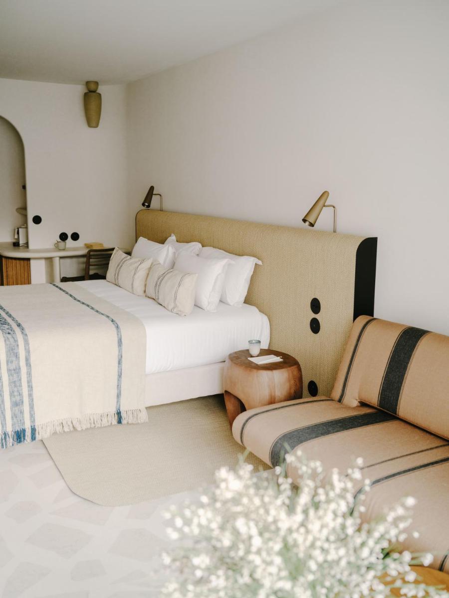 une chambre avec deux lits et deux chaises dans l'établissement Hôtel & Spa Belle Plage, à Cannes