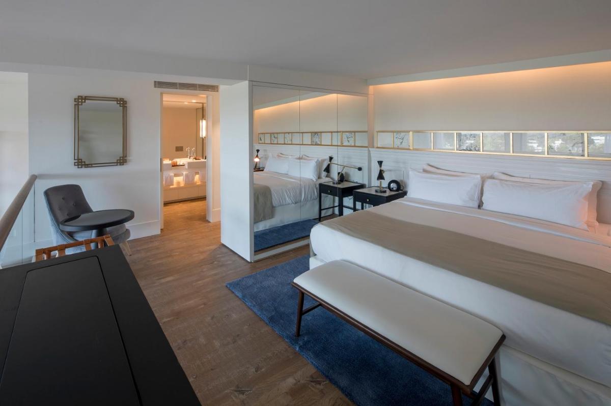 Cama o camas de una habitación en Hotel Camiral - The Leading Hotels of the World